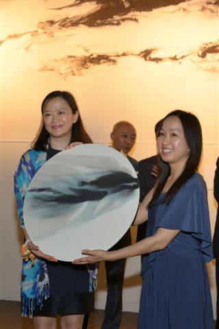 吳少英向本會贈送作品