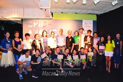 https://fmac.org.mo/sponsorship/本地時裝設計師、造型化妝師、攝影師及藝能界人士與主禮嘉賓合照