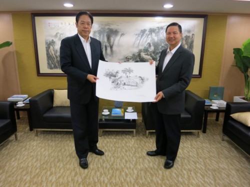 O Sr. Cheong U ofereceu uma lembrança ao Comité Municipal de Shanghai da CCPPC.