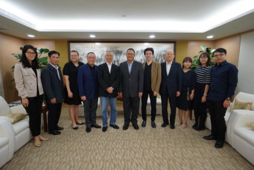 行政委員會吳志良主席與澳門青年交響樂團協會一行合照