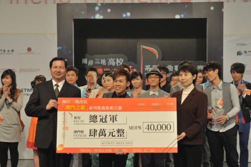 台北賽區的胡利基奪得總冠軍