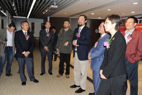 李昂主席向嘉賓介紹畫作