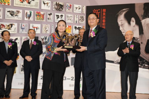 韓美林藝術館館長周建萍女士向澳門基金會致送紀念品