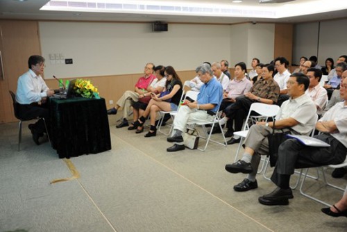 出席嘉賓專注聽講