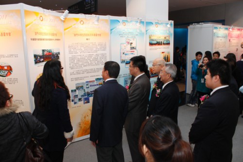  學生代表向嘉賓介紹交流活動的圖片