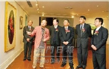 曹甦引領嘉賓們細賞各主題油畫作品