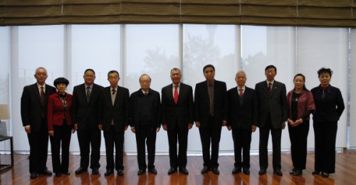 Fotografia da Delegação da Fundação do Espaço da China com Dr. Ho Hau Wah, Vice-Presidente da Conferência Consultiva Política do Povo Chinês