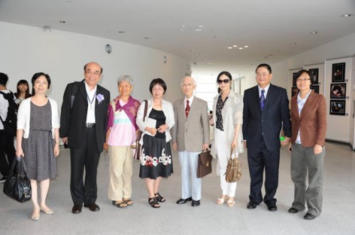 Os escritores do exterior e as pessoas do sector literário do Território.