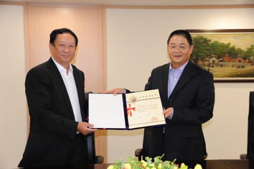 O Presidente do Conselho de Administração da Fundação Macau, Wu Zhiliang, em nome da Fundação Macau, e o Vice-Presidente Permanente da Fundação Soong Ching Ling da China, Chang Rongjun, em nome da Fundação Soong Ching Ling da China, assinaram protocolo de cooperação