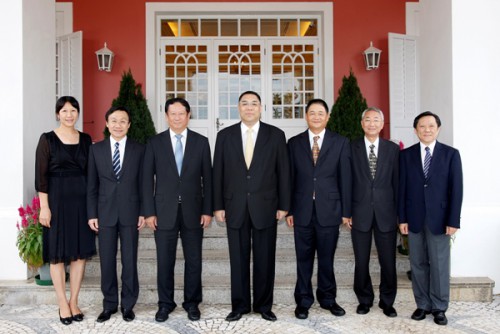 Chefe do Executivo, Chui Sai On, Vice-Presidente da Fundação Soong Ching Ling da China, Chang Rongjun, e outras individualidades