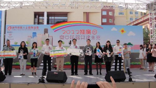 A Fundação Macau decidiu subsidiar a aquisição de 2 autocarros escolares no sentido de facilitar o transporte de alunos, de ida e de volta, entre a casa e os Centros subordinados à AADMM.