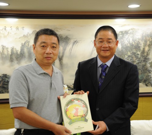  O Dr. Wu Zhiliang ofereceu uma lembrança ao Sr. Lu Zhiyi