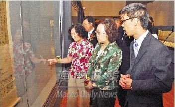 藝博館館長陳浩星陪同嘉賓細賞 新安畫派精品書畫