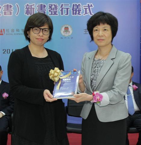 A Dra. Xu Teng, Sub-directora do Departamento de Cultura e Educação do Gabinete de Ligação do Governo Central na RAEM entregou a oferta da nova publicação de “Livro Azul de Macau” aos representantes das bibliotecas