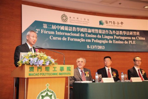 O Vice-Presidente do Conselho de Administração da FM, Lam Kam Seng Peter, proferiu um discurso na cerimónia de abertura do fórum