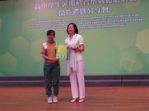 鍾怡委員為獲獎營員頒獎