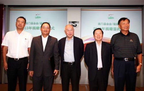 Fotografia de Wu Zhiliang, He Guangwei e outras personalidades também presentes na cerimónia de assinatura