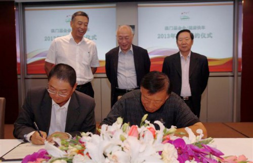 Assinatura do protocolo de cooperação entre a Fundação Macau e a Fundação dos Expressos da Saúde da China representadas por Wu Zhiliang e He Guangwei