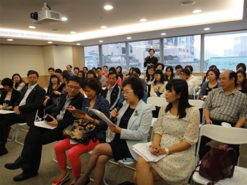 No encontro entre a Fundação Macau e as Associações colaboradoras da Acção “Sobrescritos Auspiciosos”, os representantes das associações proferiram os seus comentários