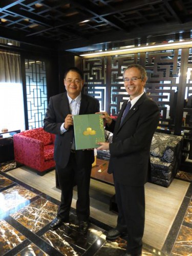 A Fundação Macau recebeu o Reitor da Universidade de Coimbra Acordo de Cooperação para a criação de Bolsas “Estudos sobre Macau” assinado