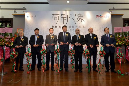 Foi inaugurada a “Exposição de Fotografias a Preto e Branco de Lai Wing Chiu: Lótus” integrada no Projecto de Promoção de Artistas de Macau