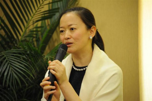 A Dra. Zhong Yi Seabra de Mascarenhas, Membro do Conselho de Administração da Fundação Macau, fez uso de palavras