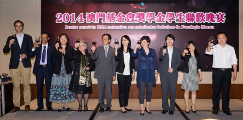 Membro do Conselho de Administração da Fundação Macau, Pessoal da Chefia da Fundação Macau e os convidados brindam aos participantes no Jantar Convívio 2014 extensivo aos estudantes bolseiros da Fundação Macau