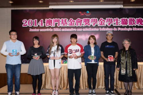 Responsável pelo Acompanhamento de Bolsas de Estudo atribuídas a Estudantes de Língua Portuguesa da Divisão de Bolsas de Estudo da Fundação Macau, Irene You, fez a entrega das prendas aos dançarinos e cantores desta noite