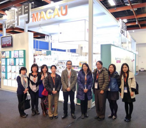 Fotografia da delegação de Macau em frente do Pavilhão de Macau presente na Exibição