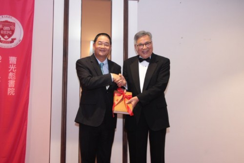 Cerimónia de Oferta de Livros.