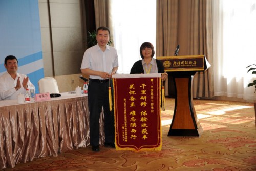 Os representantes dos formandos ofereceram uma bandeira à Entidade de Organização