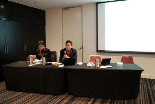 O Prof. Hao Yufan (à direita), Director da Faculdade de Ciências Sociais da Universidade de Macau e o Prof. Ngo Tak-Wing estiveram presentes no seminário organizado pela FM.