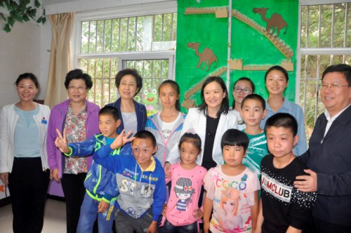 Dra. Zhong Yi Seabra de Mascarenhas, Membro do Conselho de Administração da FM, e as crianças beneficiárias da Acção “Auxílio de Audição” apoiada pela FM.