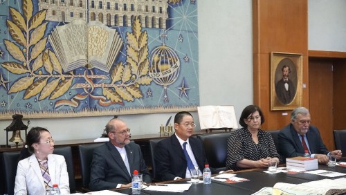 O Dr. Wu Zhiliang proferiu um discurso na sessão