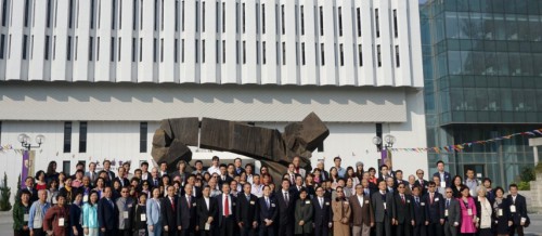 Os convidados de honra e os participantes da Conferência tiraram uma fotografia colectiva para ficarem com uma recordação.