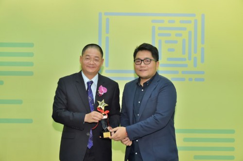 O Dr. Wu Zhiliang atribuiu o prémio a Wong Chon Nin, o 1.º classificado da Categoria de Novela do Concurso de Literatura de Macau.