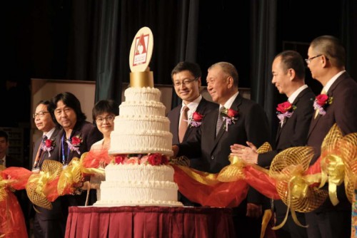 Cerimónia de corte do bolo de aniversário em comemoração do 60.º aniversário da Associação dos Artistas de Belas-Artes de Macau.
