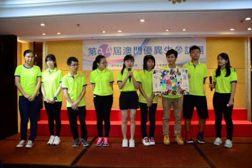 各組學生輪流介紹紀念冊作品