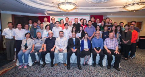 散文卷作者與嘉賓、編委會成員合影留念