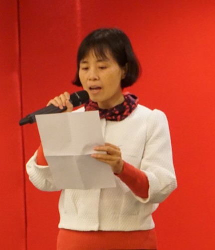 澳門南大校友會秘書長李燕萍代表南大副校讀出賀函