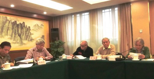 Os membros da equipa editorial ouvem com muita atenção as opiniões dos especialistas