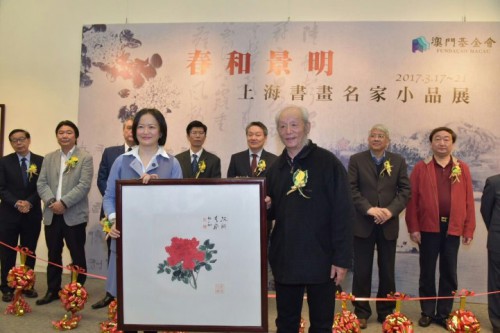 A Sra. Fang Youmin ofereceu uma pintura à Fundação Macau