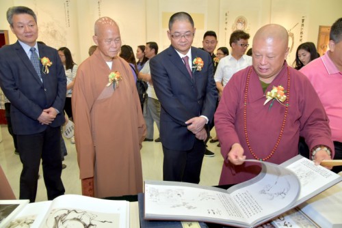 O Sr. Yue Zhao Shang Ren apresentou as suas obras aos convidados de honra