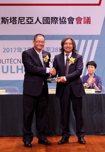 O Director da Galeria de Belas-Artes da China, Dr. Wu Weishan, ofereceu uma publicação ao Presidente do Conselho de Administração da Fundação Macau, Dr. Wu Zhiliang