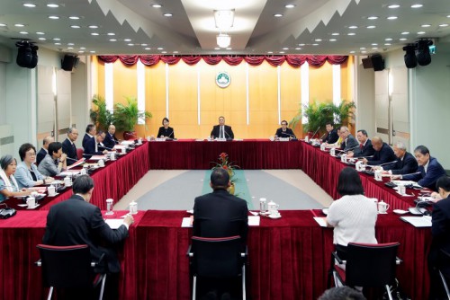 O Conselho de Curadores da Fundação Macau aprova a transferência orçamental destinada ao “Projecto de Ajuda Especial aos Prejuízos Causados pela Passagem do Tufão Hato”