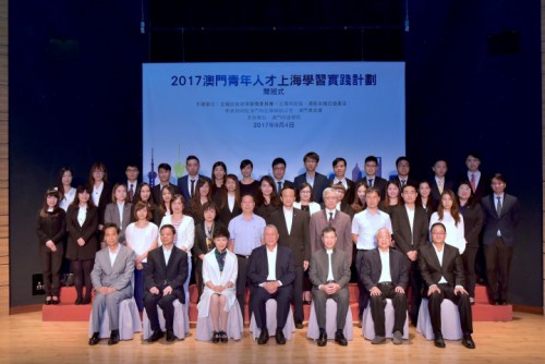 嘉賓與學生合照   