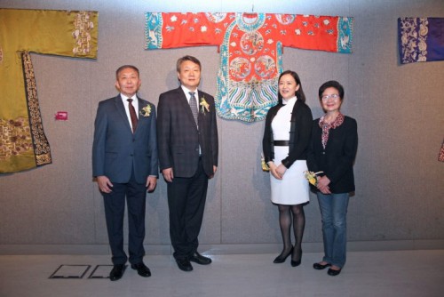 陳申與嘉賓在展品前合照留念