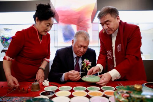 何厚鏵與景泰藍國家級非遺傳承人點藍