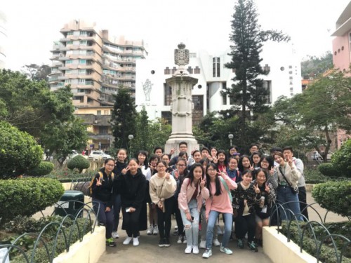 Fotografia dos formandos da turma B de estudantes no Jardim da Vitória