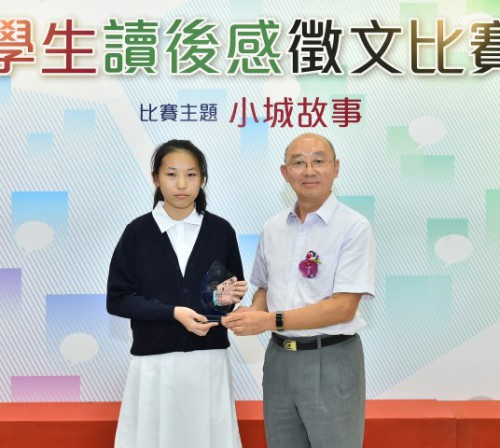 澳門日報陸波社長向初中組亞軍頒獎